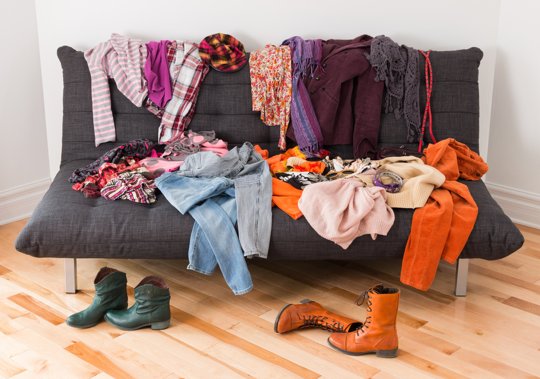 Ropa desordenada sobre sillón