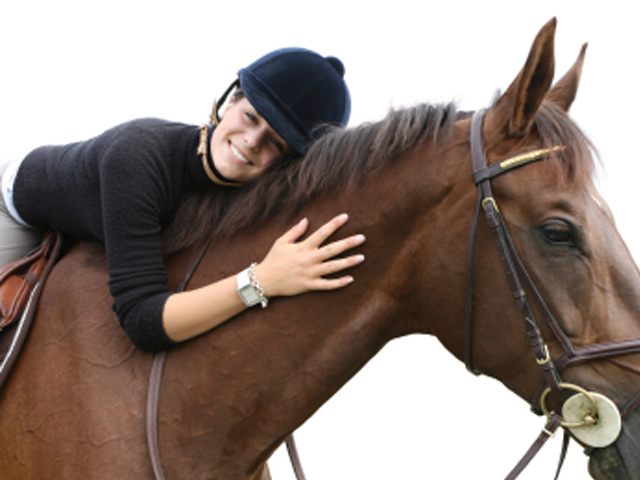 Niño abrazando un caballo