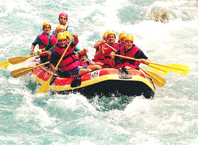 Un grupo de jóvenes haciendo rafting