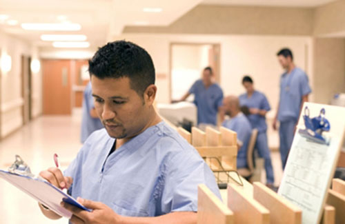 Enfermeros revisando planillas en un hospital