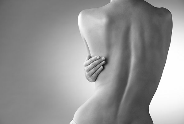 Espalda de mujer mostrando sus vértebras