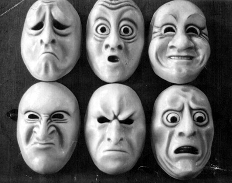 Diferentes emociones en máscaras