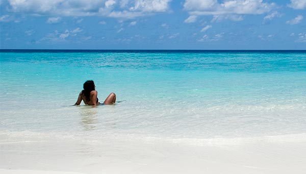 Mujer tomando sol en la playa