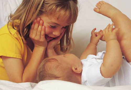 Hermana cuidando de su hermano pequeño