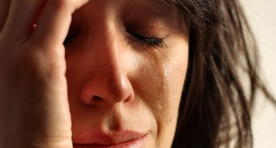 Mujer deprimida llorando