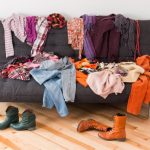 Ropa desordenada sobre sillón