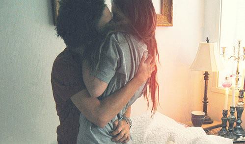 Adolescentes abrazados besándose