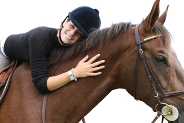 Niño abrazando un caballo
