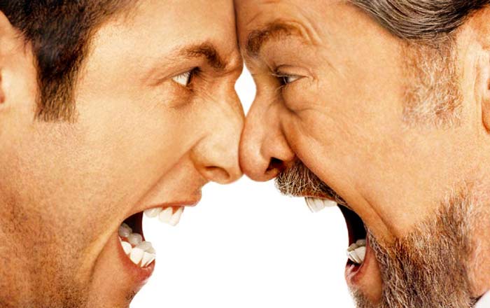 Dos hombres furiosos sin contención de emociones