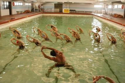 Grupo de personas practicando gimnasia acuática
