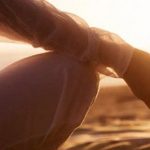 Manos de una mujer meditando