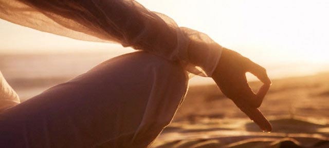 Manos de una mujer meditando