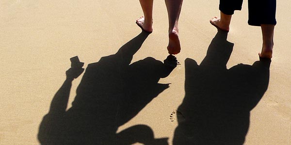 Dos mujeres caminando en la playa