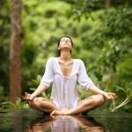 Mujer relajada en el bosque