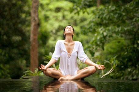Mujer relajada en el bosque