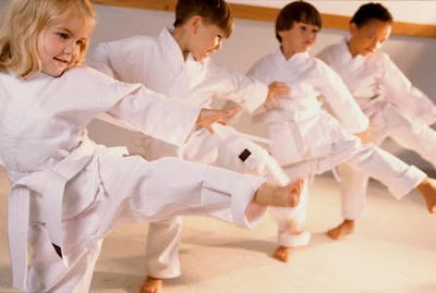 Niños practicando taekwondo