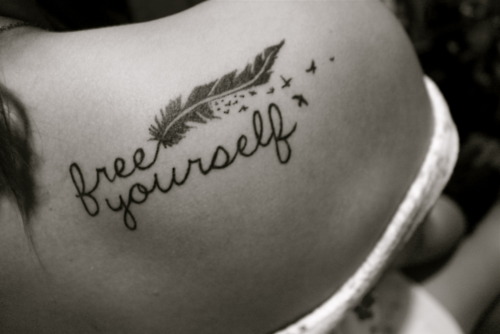 Mujer con tatuaje "Free Yourself"