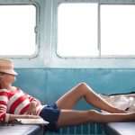 Mujer descansando en un tren