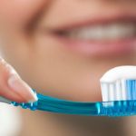 Mujer a punto de cepillarse los dientes