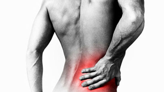 Hombre tomándose la espalda por dolor de hernia de disco