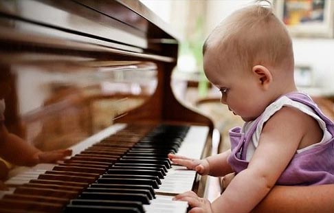 Bebé tocando el piano haciendo música