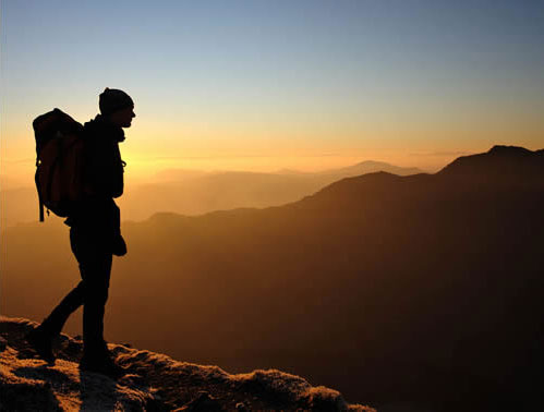 Hombre escalador conectado en la naturaleza de las montañas