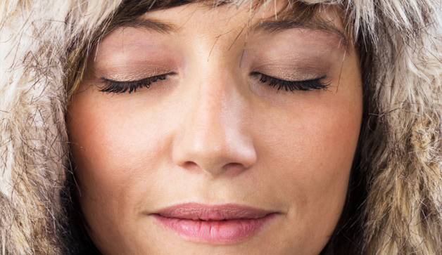 Mujer con los ojos cerrados relajada