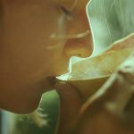 Mujer relajada tomando un té caliente