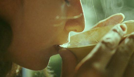 Mujer relajada tomando un té caliente
