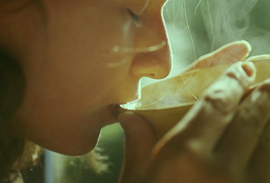 Mujer relajada tomando un té caliente