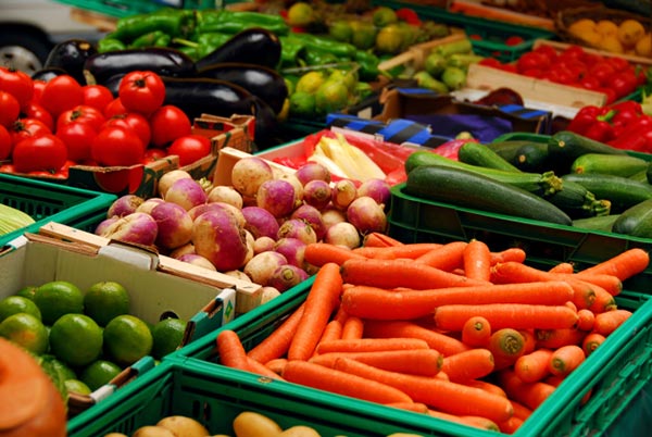 Mercado con cajones de fruta antioxidante