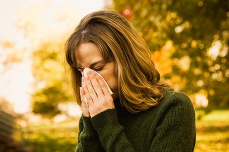 Mujer con alergia en otoño