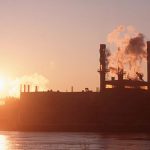 Papelera junto al río al atardecer