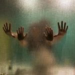 Una pareja, hombre y mujer, teniendo relaciones sexuales en el baño