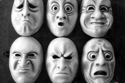 Diferentes emociones en máscaras
