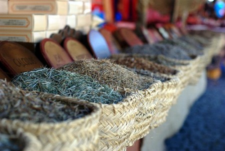 Variedad de sustancias naturales en canastos