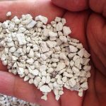 Mano sosteniendo zeolita, desintoxicante natural