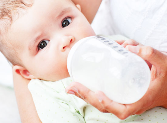 Bebé tomando agua