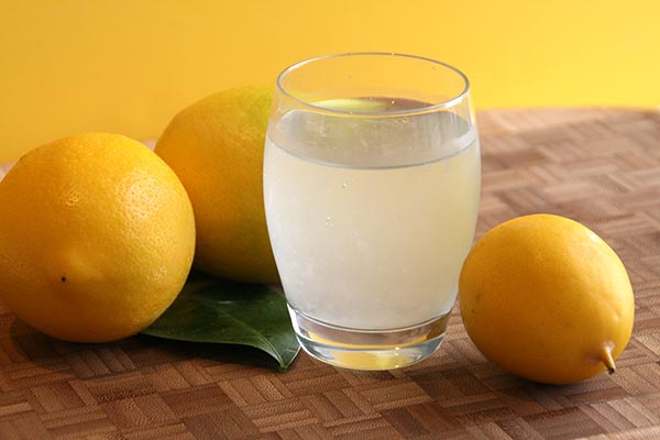 Los beneficios del agua con limón