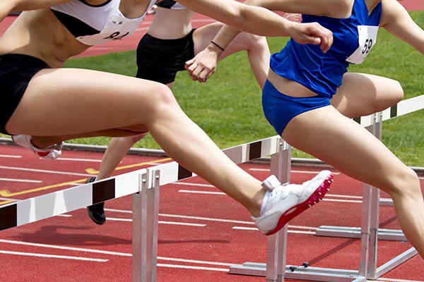 Deporte de mujeres en salto de obstáculos