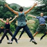 Grupo joven ejercitando en el parque