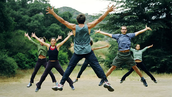 Grupo joven ejercitando en el parque