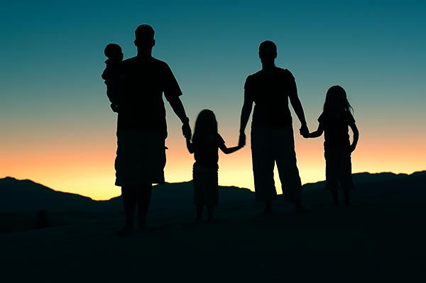 Familia en entorno positivo con atardecer
