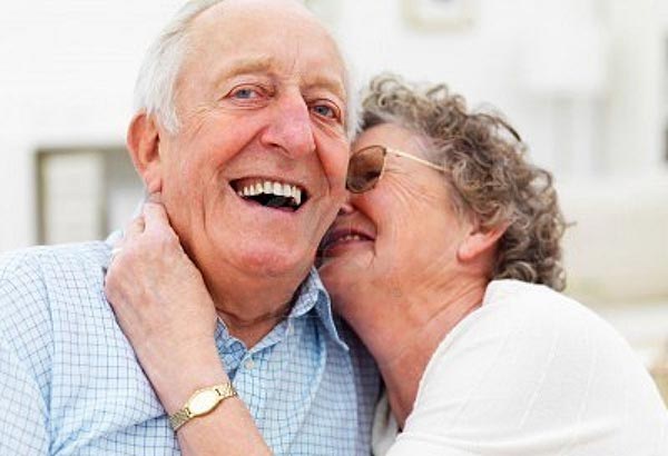 Dos ancianos felices difrutando de su vida