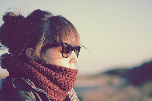 Mujer joven en otoño a punto de tener un refriar