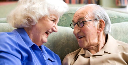 Una pareja de viejos felices
