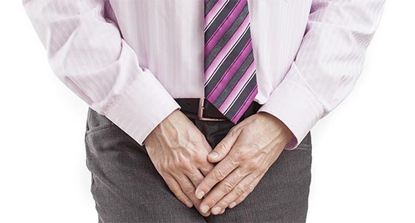 Manos sobre la ingle - cáncer de próstata